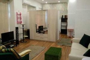 Cosy Appartment في لشبونة: غرفة معيشة فيها أريكة وتلفزيون