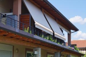 un balcone di una casa con piante di Charme Lake Loft a Ispra