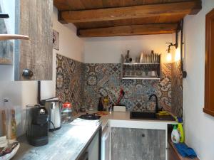 Castellana SiculaにあるCasa Vacanze TwentyMilesのキッチン(シンク、カウンタートップ付)