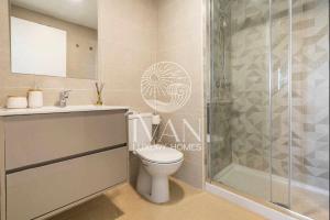łazienka z toaletą i prysznicem w obiekcie Casa Maui Ivan Luxury Homes 9ªPta Sur 1ªLínea w mieście Oropesa del Mar