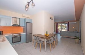 A kitchen or kitchenette at Gold Olive Suites by "elite"