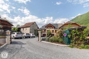 een dorp in de bergen met auto's geparkeerd op straat bij Gite Annecy 201- Au Royaume des Castors - Appt 201 in Doussard