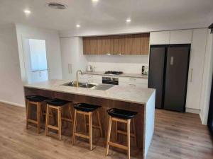 Кухня или кухненски бокс в Brand New Modern 4 Bedroom Home