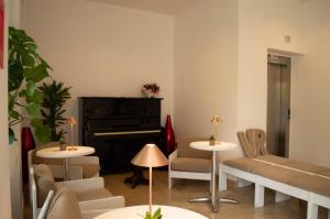 A seating area at Villa Riari Garden