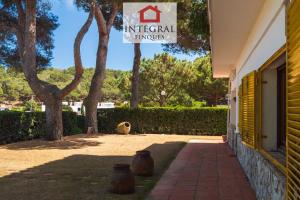 a sign on the side of a building at La Masia de la Fosca in Palamós