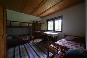 een slaapkamer met 2 stapelbedden en een bureau bij Villa Hota Sarajevo in Rakovica