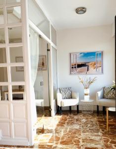 sala de estar con suelo de mármol y paredes blancas en Hotel Argibay, en O Grove