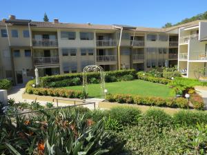 un edificio de apartamentos con jardín y fuente en The Village at Burleigh, en Gold Coast