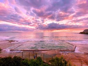 克罗纳拉Gobsmacking Views with Direct Beach Access 1的相册照片