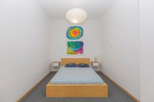 1 dormitorio con 1 cama y 2 cuadros en la pared en ART Rynek Wrocław en Breslavia