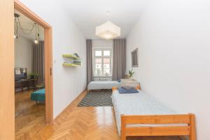 1 dormitorio con 2 camas y una puerta a la sala de estar en ART Rynek Wrocław en Breslavia