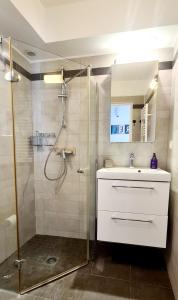 une salle de bain avec douche et lavabo dans l'établissement VUE MER IMPRENABLE ET PISCINE, à Bandol