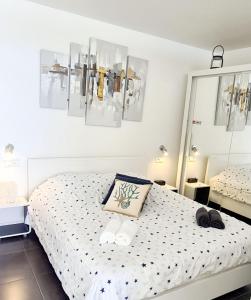 une chambre avec un lit et un miroir dans l'établissement VUE MER IMPRENABLE ET PISCINE, à Bandol