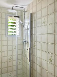 um chuveiro na casa de banho com uma janela em Luminoso apartamento frente al mar con piscina em Roses