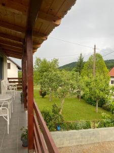 a balcony of a house with a view of a garden at Apartman Laura in Smoljanac