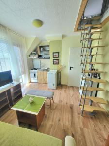 una sala de estar con una escalera de caracol en una habitación en Penthouse Apartments PERLA, Vasiliko, en Tsarevo