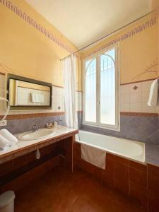 Koupelna v ubytování Hôtel Miramar + 37 fotografií
