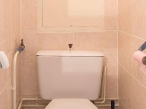 a bathroom with a white toilet in a room at Studio fonctionnel 4 pers, à 50m des pistes, proche commodités, piscine extérieure en été. - FR-1-330F-89 in Serre Chevalier