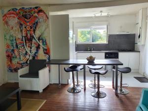 TV a/nebo společenská místnost v ubytování Maison proche lacs et océans + 1 fotografie