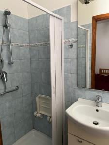 y baño con lavabo y espejo. en Vicol8 Casa Vacanze, en Dorgali