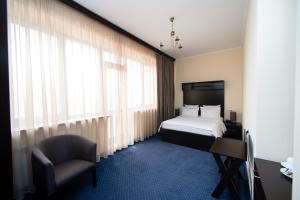 Rúm í herbergi á 14 Floor Hotel