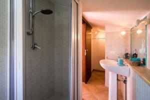 uma casa de banho com um chuveiro, um lavatório e um WC. em Villa Scirocco Macari em Macari