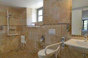 Koupelna v ubytování Demeures et Châteaux Moulin des Templiers Hôtel & SPA + 37 fotografií