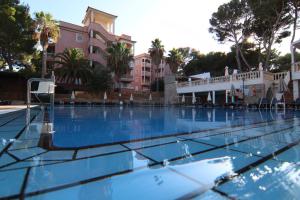 a large swimming pool with a basketball hoop at Apartamentos Sol Radiante in Canyamel