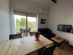 Televízia a/alebo spoločenská miestnosť v ubytovaní Studio Cabine Mezzanine, Clim, Parking Privé, Plage et Commerces à 300m - FR-1-702-8