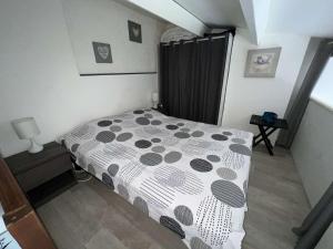 Posteľ alebo postele v izbe v ubytovaní Studio Cabine Mezzanine, Clim, Parking Privé, Plage et Commerces à 300m - FR-1-702-8