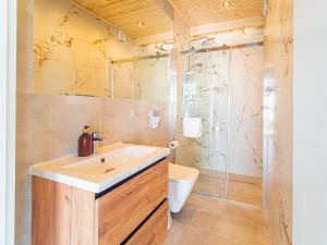 bagno con lavandino e doccia di Apartamenty Sailor a Pogorzelica