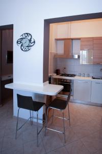 een keuken met een witte tafel en 2 stoelen bij Casa Dafne in Livorno