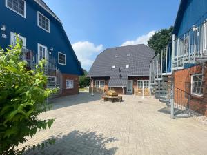 a courtyard between two buildings with a picnic table at Captain Pahlen Ferienanlage in Zingst