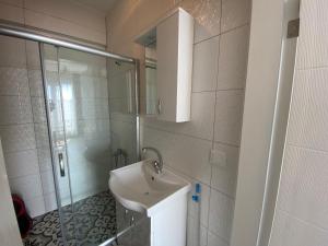 biała łazienka z umywalką i prysznicem w obiekcie Patama Butik Otel w mieście Marmara