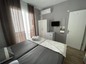 pokój hotelowy z łóżkiem i telewizorem w obiekcie Patama Butik Otel w mieście Marmara