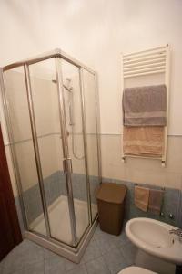 e bagno con doccia, servizi igienici e lavandino. di Casa Dafne a Livorno
