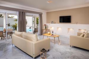 Televízia a/alebo spoločenská miestnosť v ubytovaní Bahiazul Resort Fuerteventura