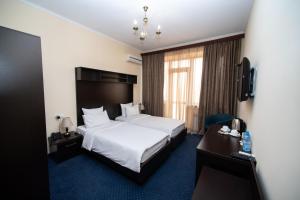Rúm í herbergi á 14 Floor Hotel