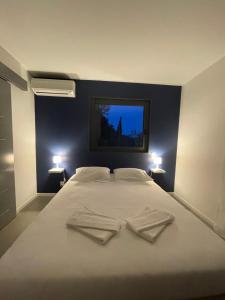 una camera da letto con un farfallino sopra di Villa Zuria T4 a Bonifacio