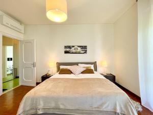 ein Schlafzimmer mit einem großen Bett und zwei Lampen in der Unterkunft Villa Antonio in San Felice del Benaco
