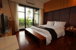 A television and/or entertainment centre at 輕塵別院Serenegray B&B