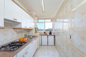 Kuchyňa alebo kuchynka v ubytovaní CITY CENTER AND NEXT TO THE BEACH 3 BEDROOMs + 19 fotografií