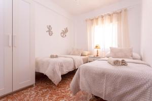 Posteľ alebo postele v izbe v ubytovaní CITY CENTER AND NEXT TO THE BEACH 3 BEDROOMs
