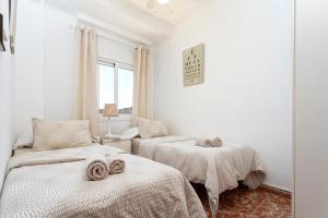 Posteľ alebo postele v izbe v ubytovaní CITY CENTER AND NEXT TO THE BEACH 3 BEDROOMs