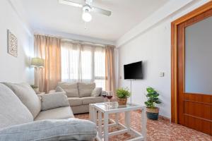 Televízia a/alebo spoločenská miestnosť v ubytovaní CITY CENTER AND NEXT TO THE BEACH 3 BEDROOMs