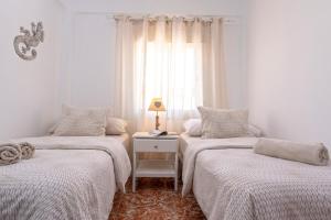 Posteľ alebo postele v izbe v ubytovaní CITY CENTER AND NEXT TO THE BEACH 3 BEDROOMs