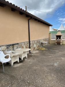 聖馬丁德爾卡米諾的住宿－Albergue municipal，坐在大楼外的一组长凳