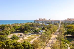 una vista de un parque con el océano en el fondo en CITY CENTER AND NEXT TO THE BEACH 3 BEDROOMs, en Málaga