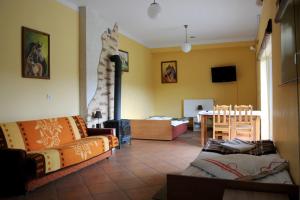 a living room with a couch and a table at Mimoza Gospodarstwo Agroturystyczne in Bartoszyce