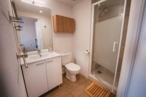 a bathroom with a toilet and a sink and a shower at Mon studio cosy à Pessac - Bordeaux in Pessac